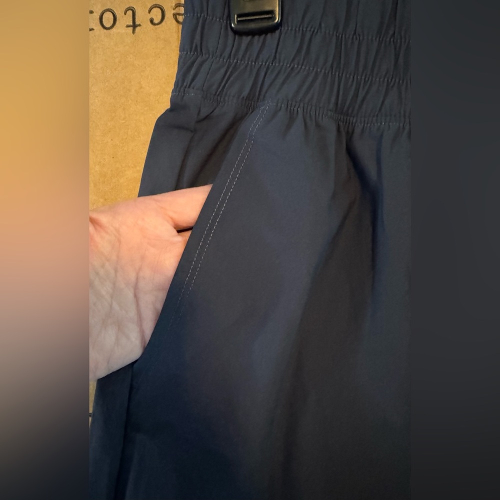 Old Navy High Rise Tapered SleekTech Go-Dry Small Petite - Picture 5 of 9